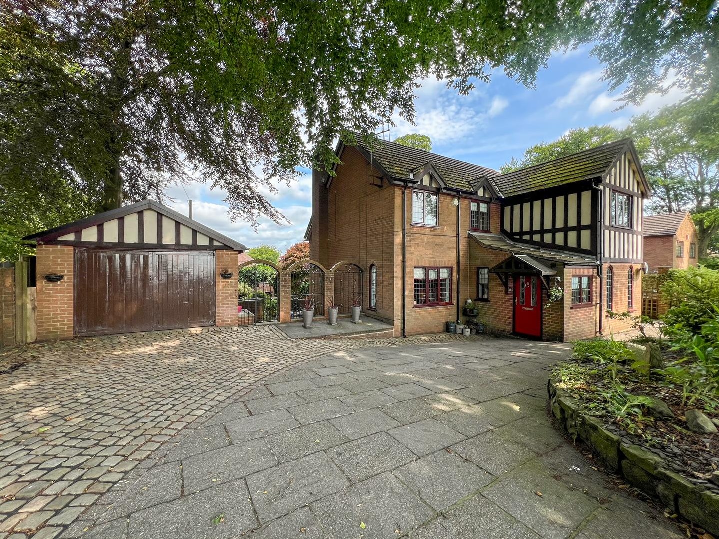 5 bedroom Link detached house Under Offer