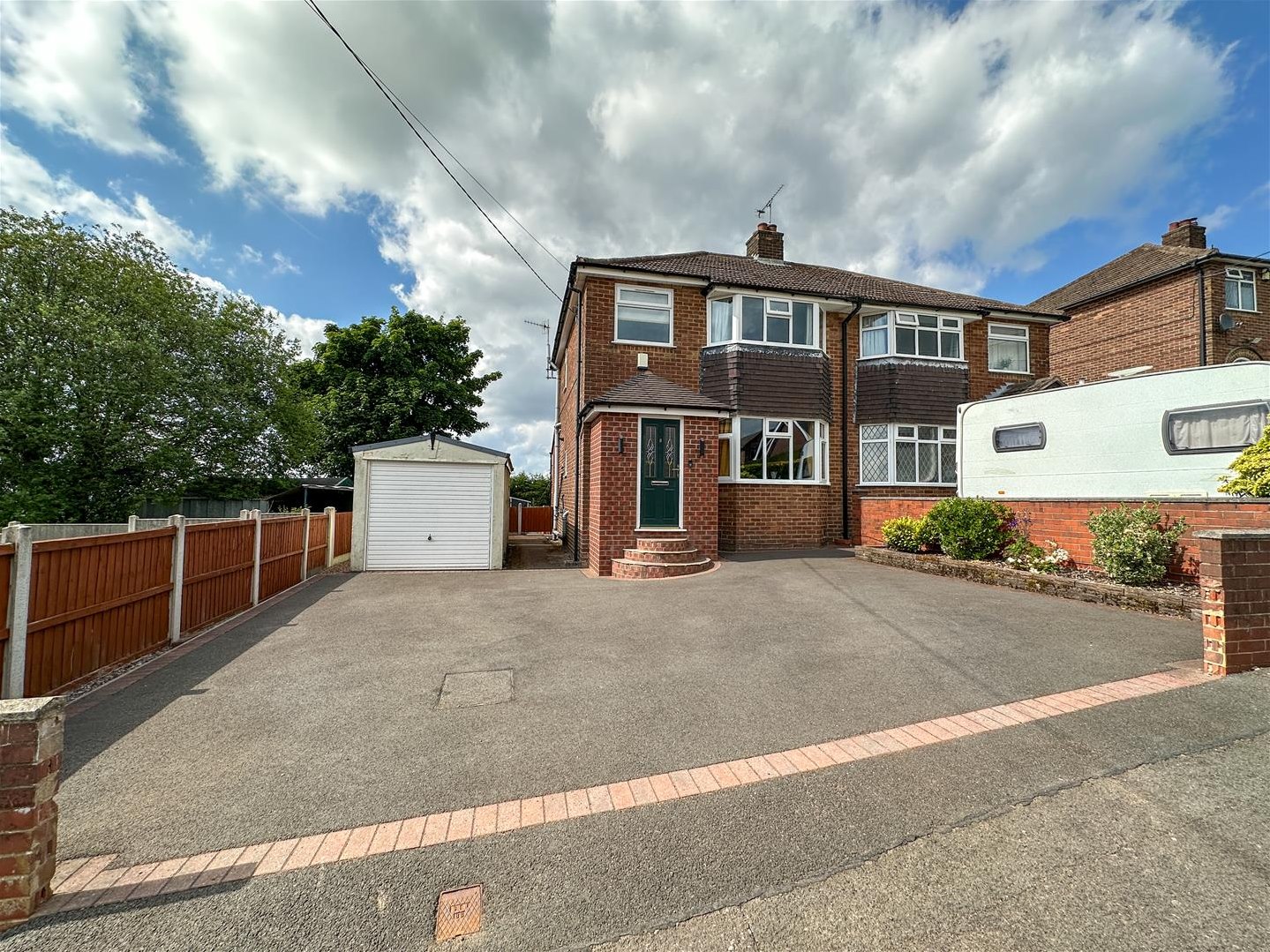 3 bedroom Semi-detached house Under Offer