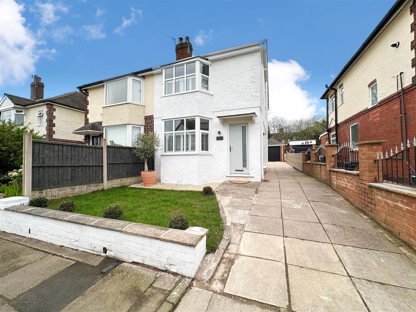 2 bedroom Semi-detached house Under Offer