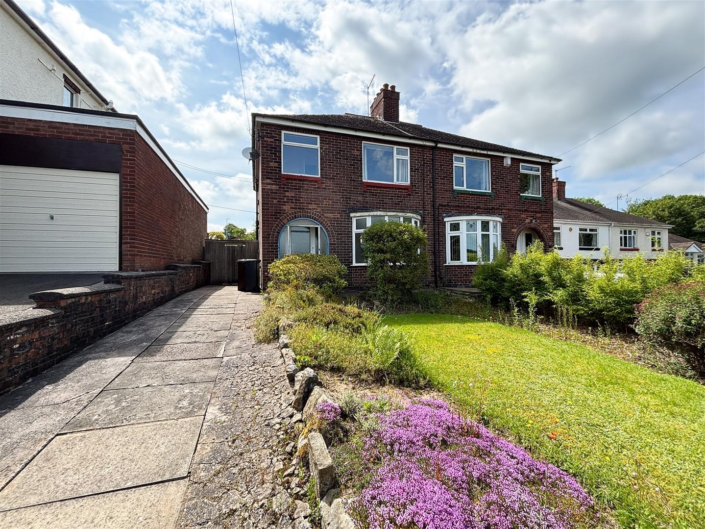 3 bedroom Semi-detached house Under Offer