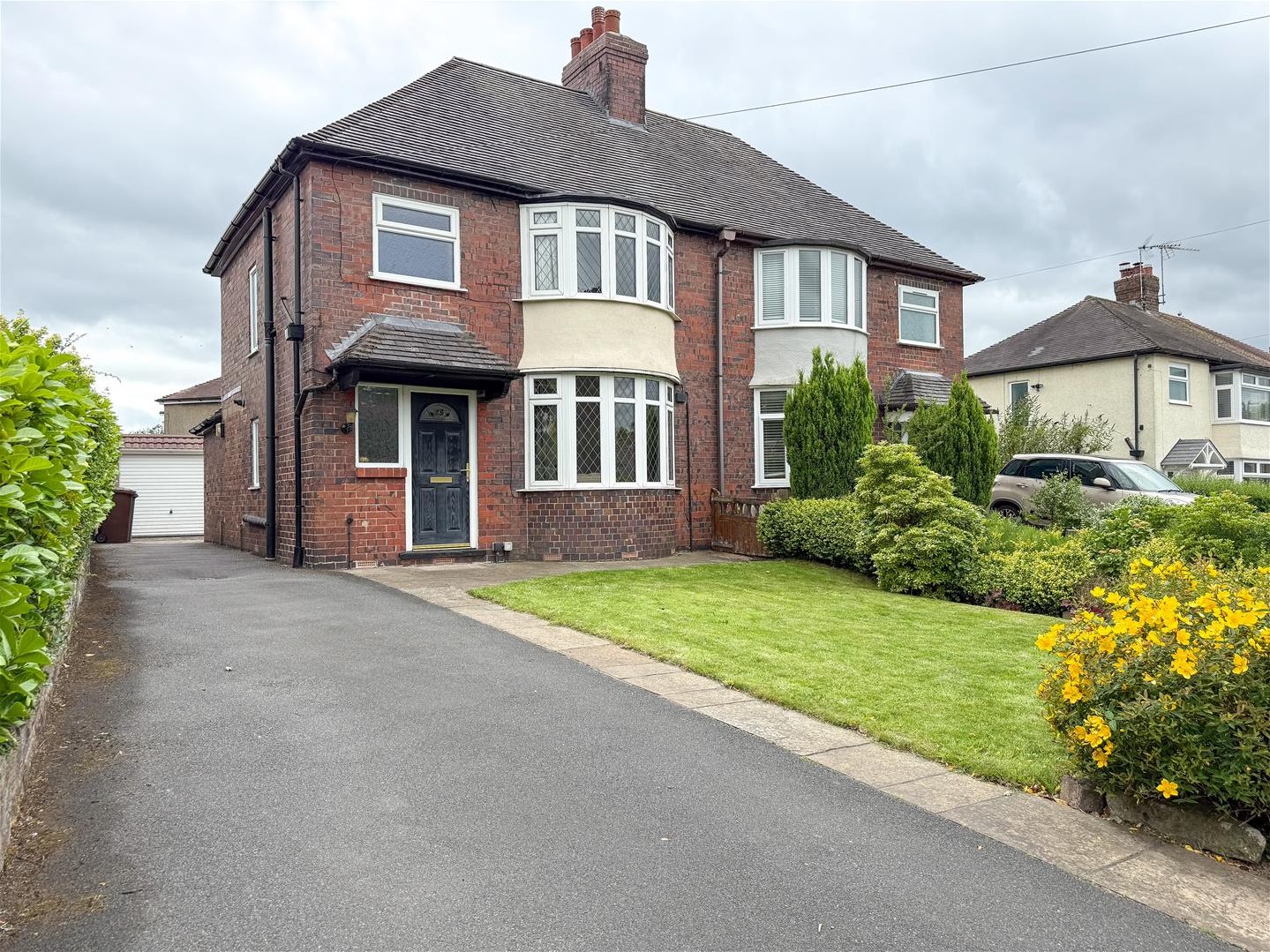 3 bedroom Semi-detached house Under Offer