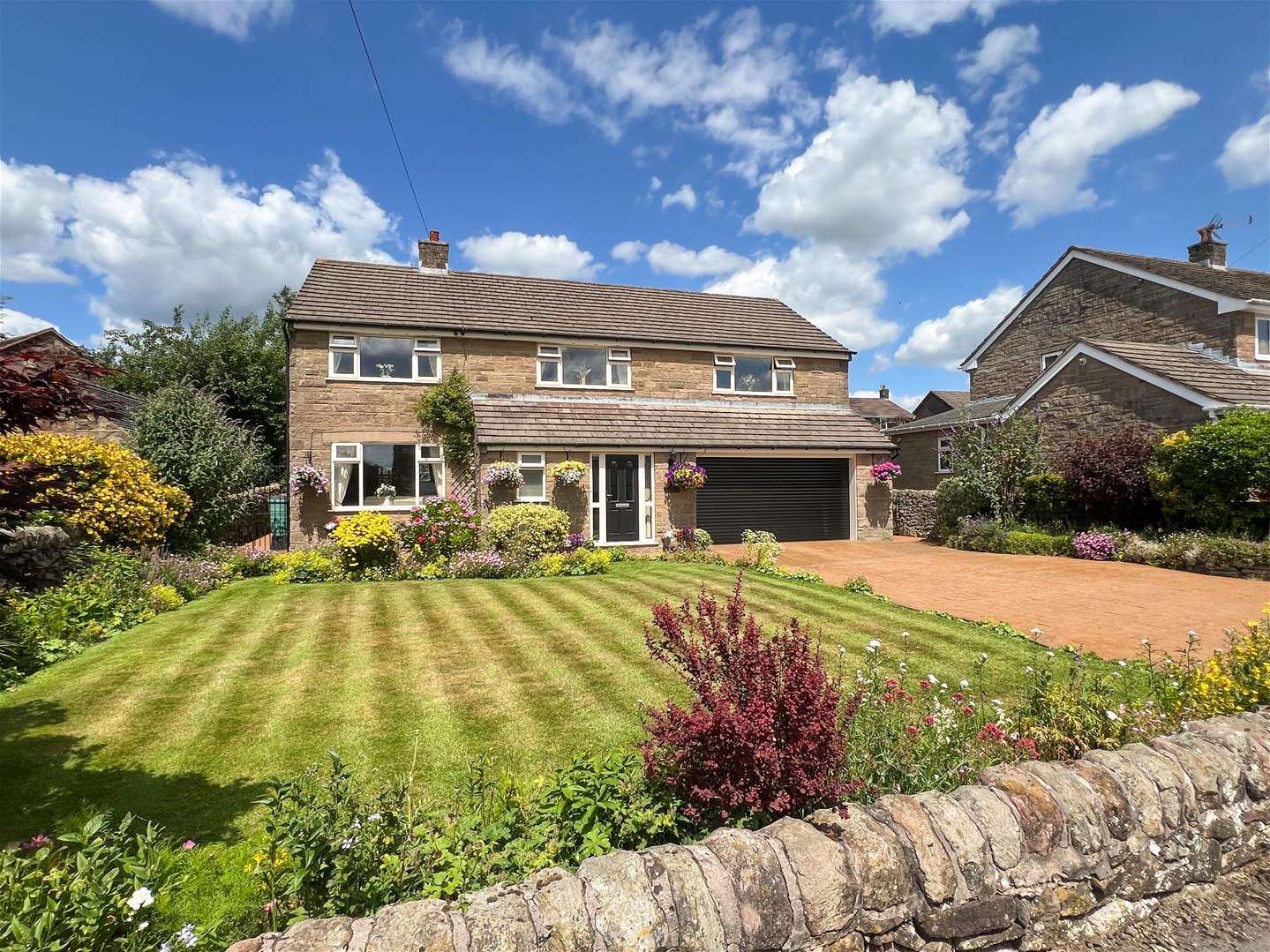 5 bedroom Link detached house Under Offer