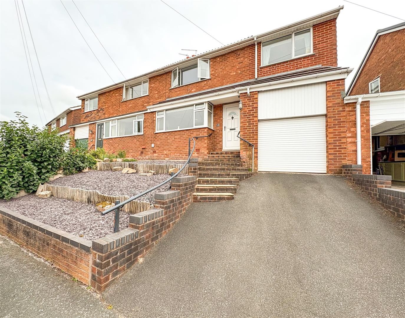 3 bedroom Semi-detached house Under Offer
