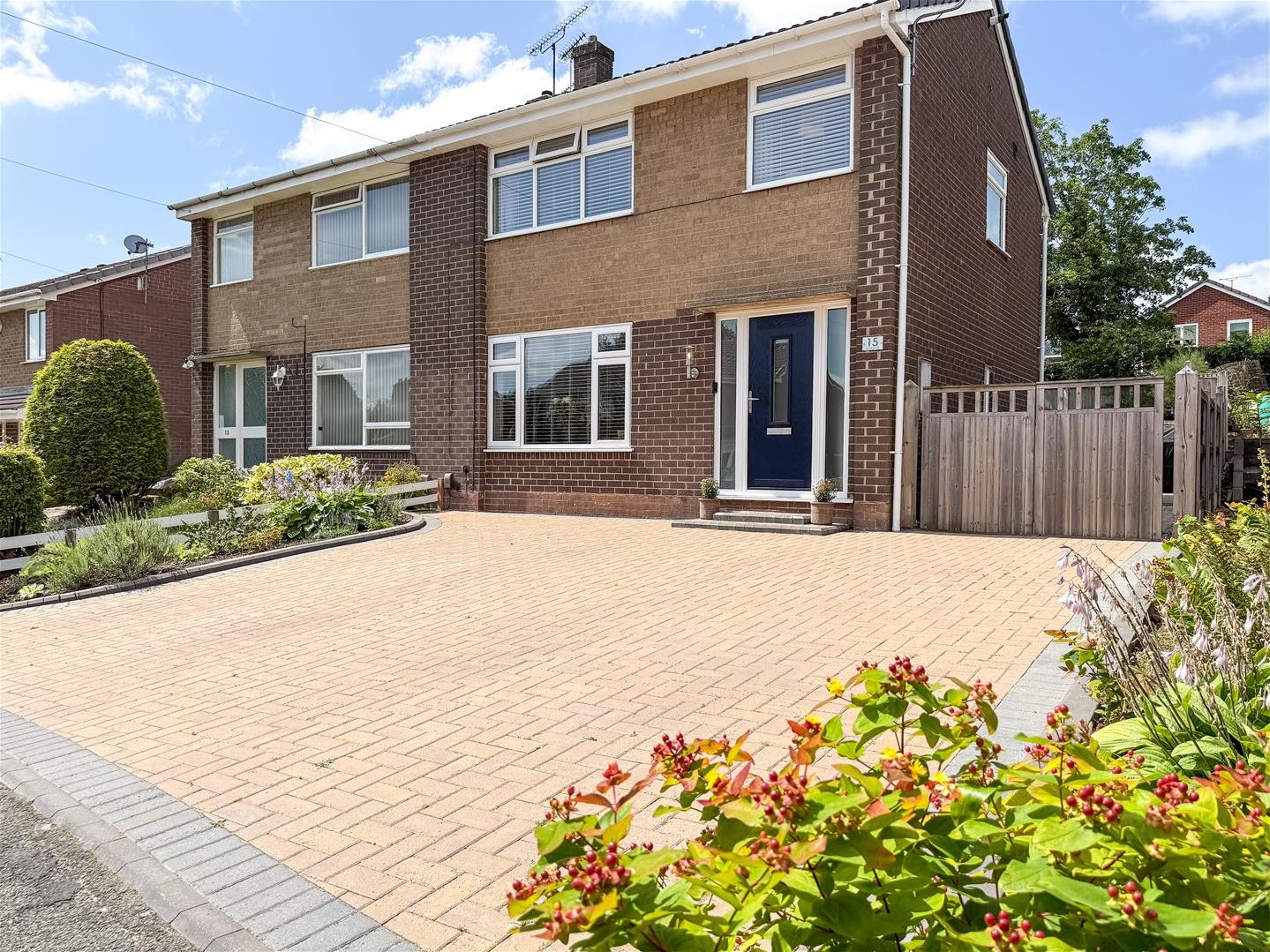 3 bedroom Semi-detached house Under Offer