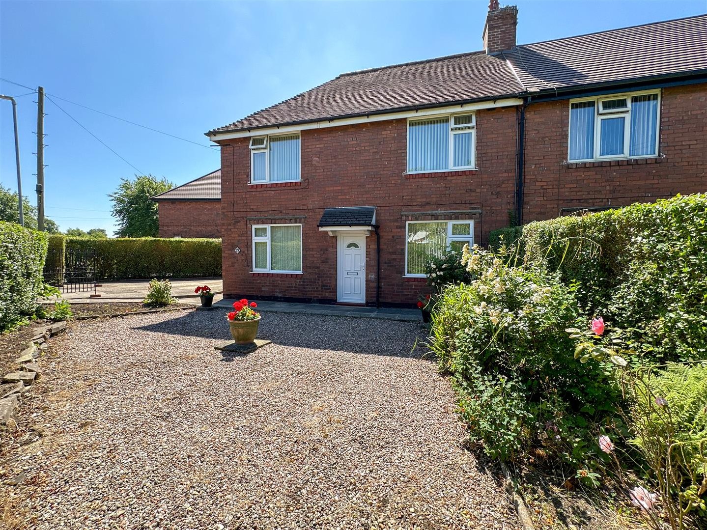 3 bedroom Semi-detached house Under Offer