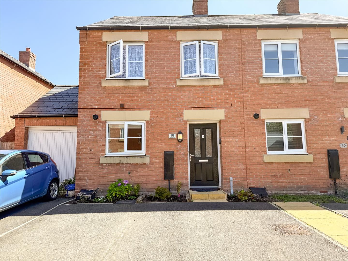 2 bedroom Semi-detached house Under Offer