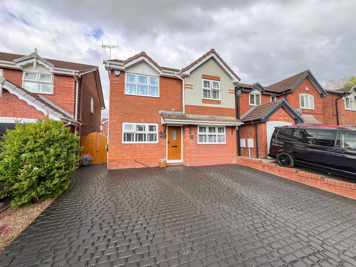 3 bedroom Link detached house Under Offer