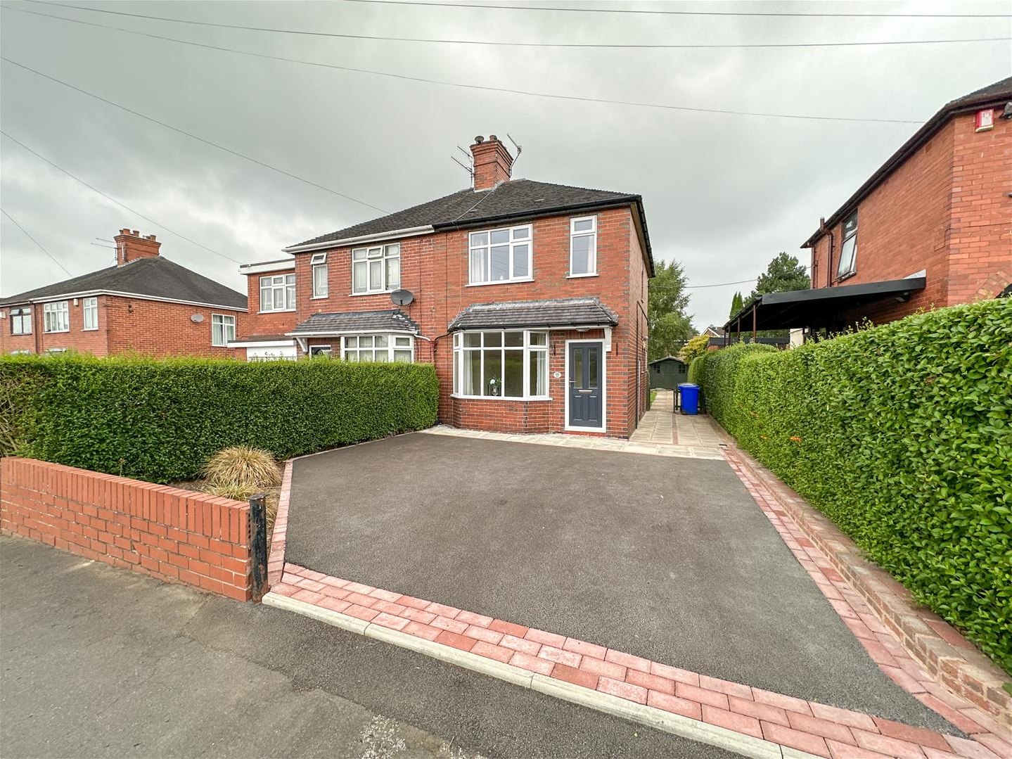 2 bedroom Semi-detached house Under Offer