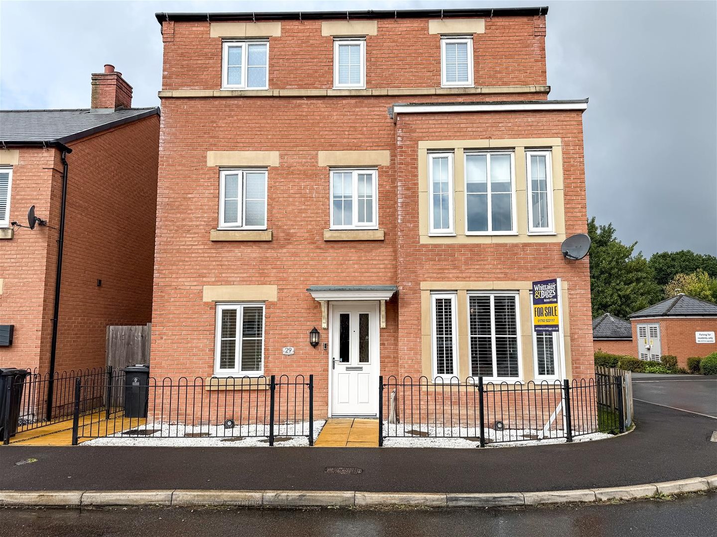 5 bedroom Link detached house Under Offer