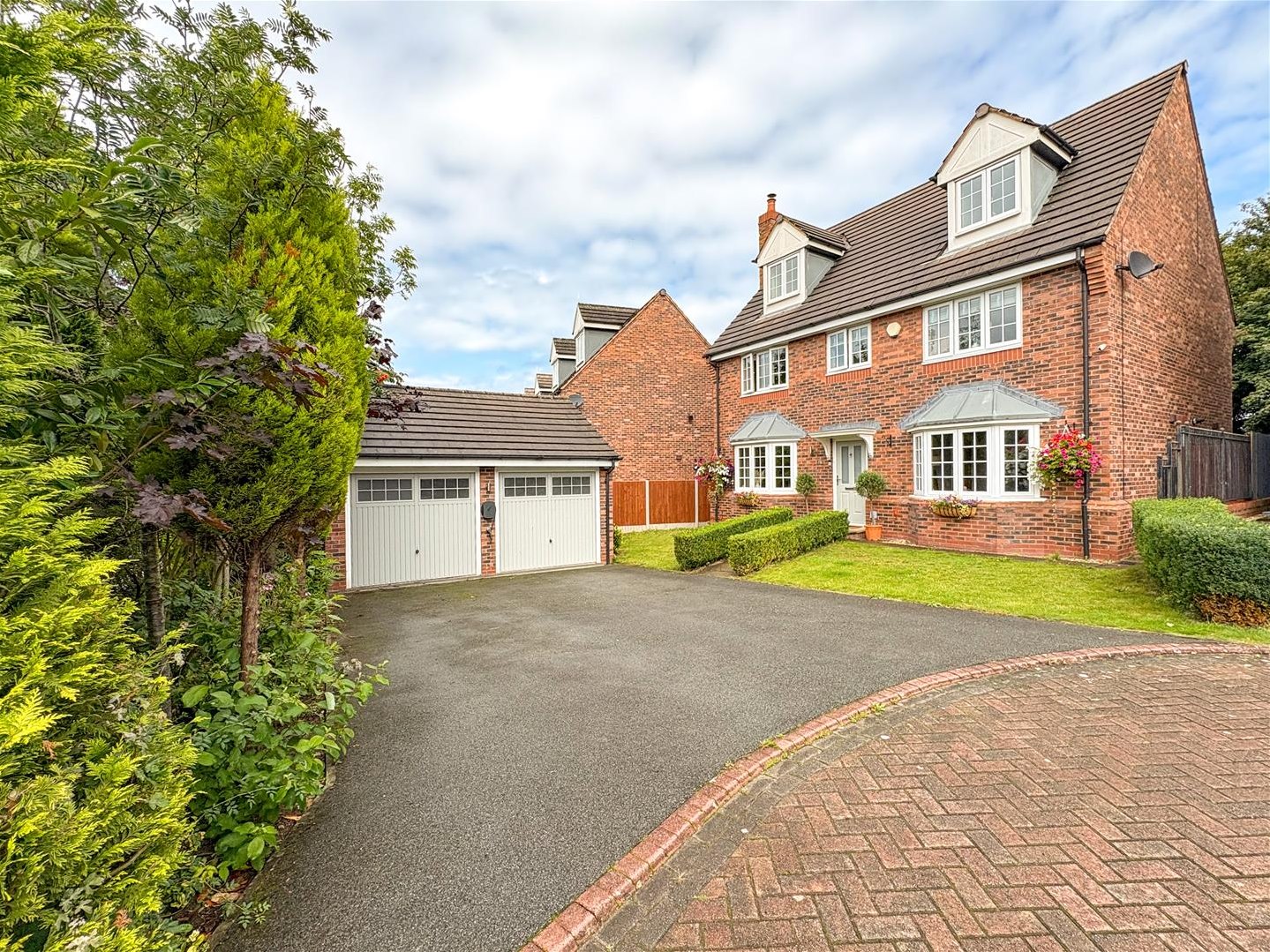 5 bedroom Link detached house Under Offer
