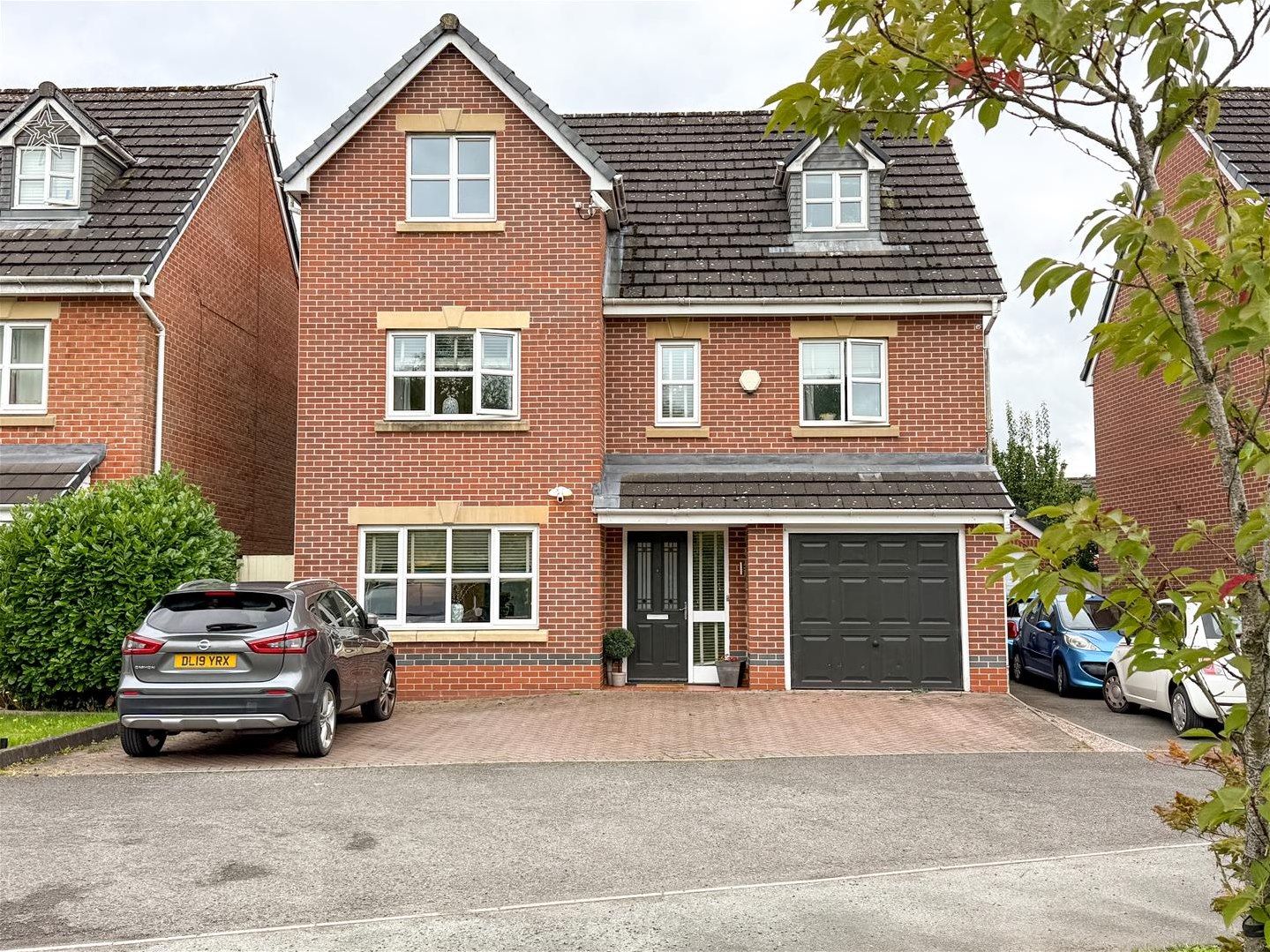 5 bedroom Link detached house Under Offer