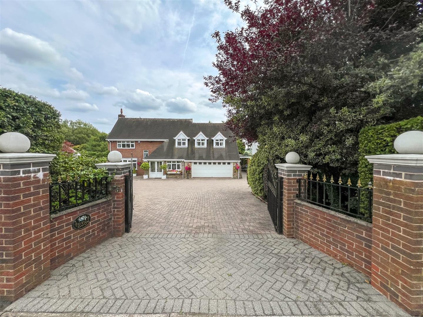 4 bedroom Link detached house Under Offer