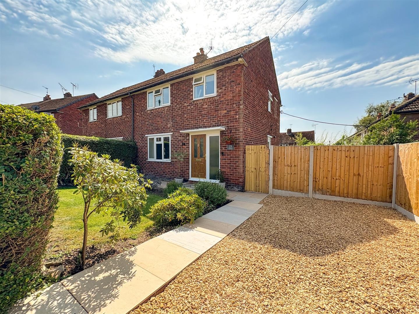 3 bedroom Semi-detached house Under Offer
