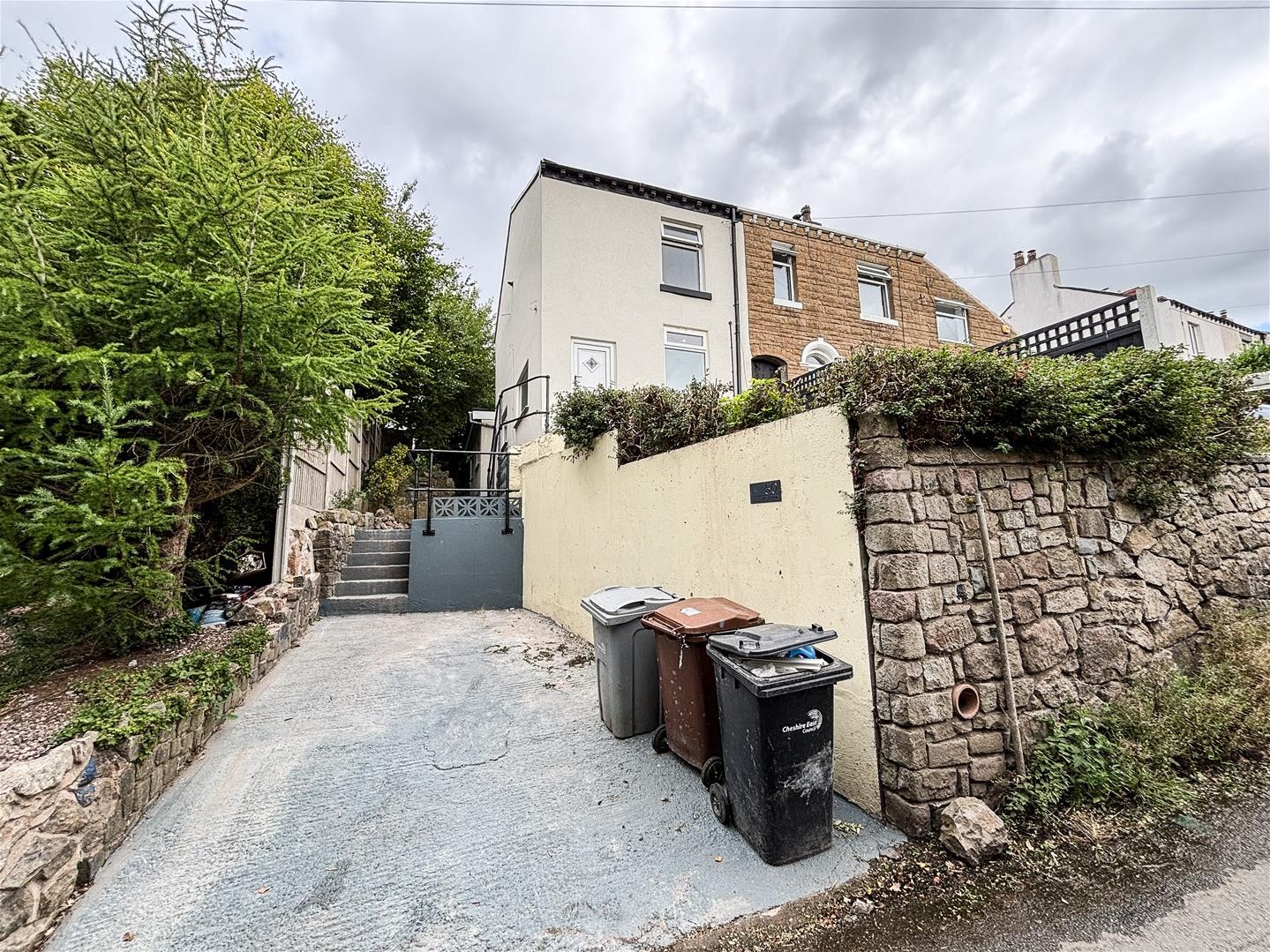 2 bedroom Semi-detached house Under Offer