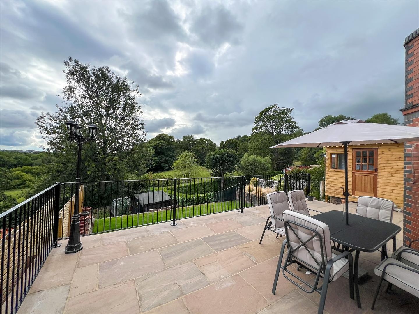 3 bedroom Semi-detached house Under Offer