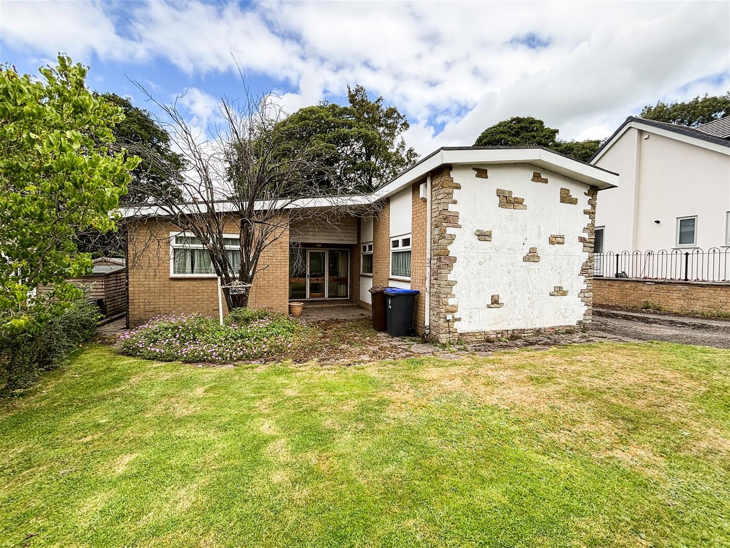 3 bedroom Detached bungalow Under Offer