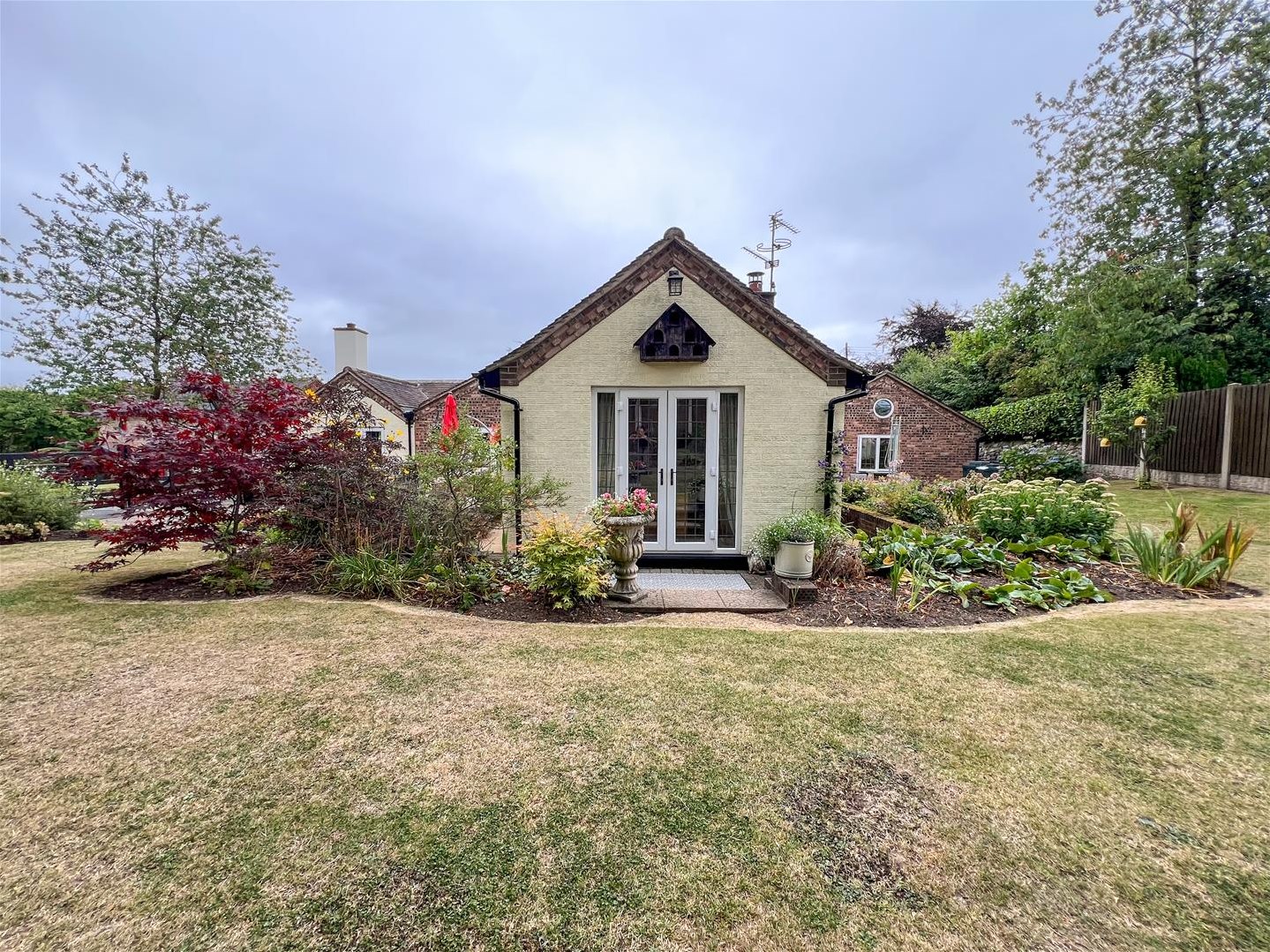 3 bedroom Detached bungalow For Sale
