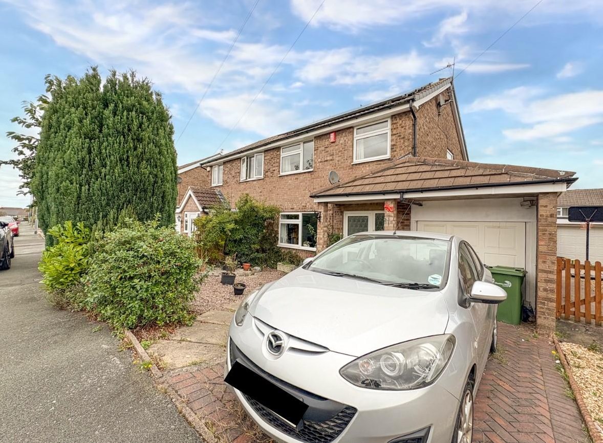 3 bedroom Semi-detached house Under Offer