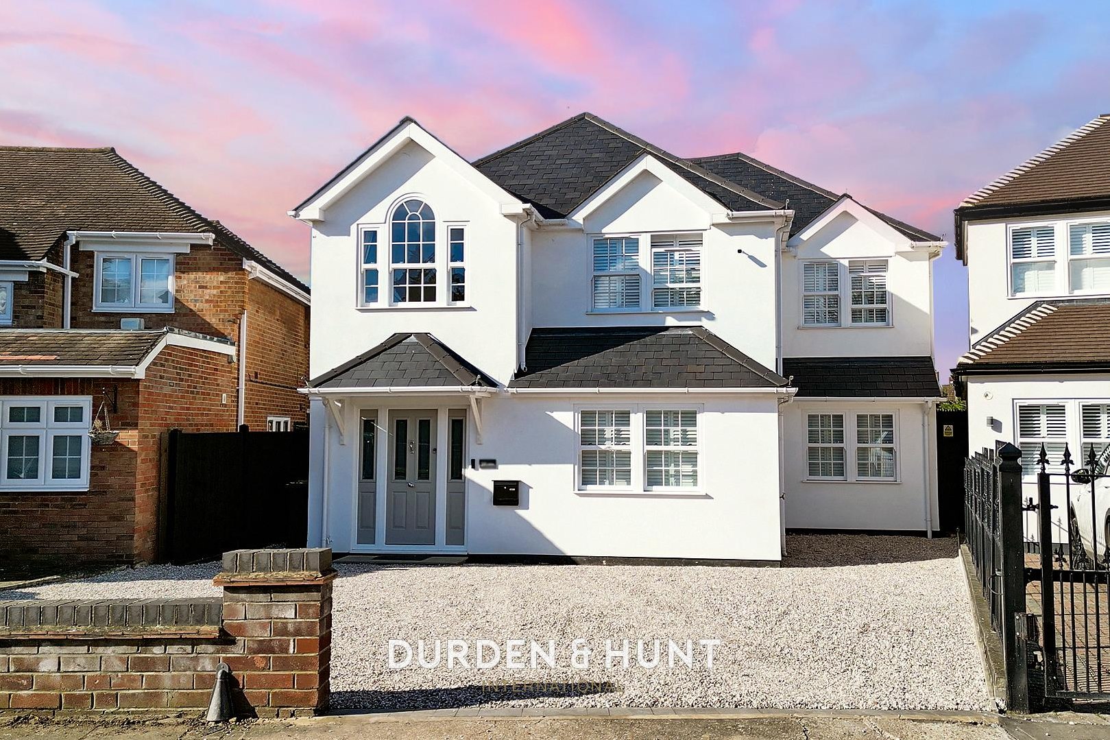 5 bedroom Detached house Under Offer