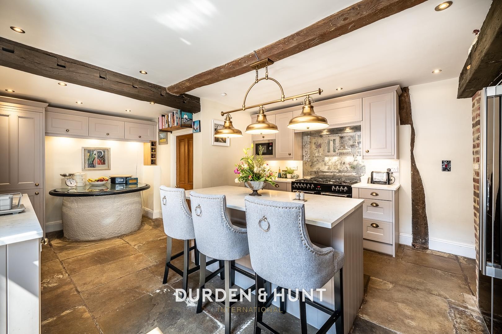 5 bedroom Studio flat For Sale