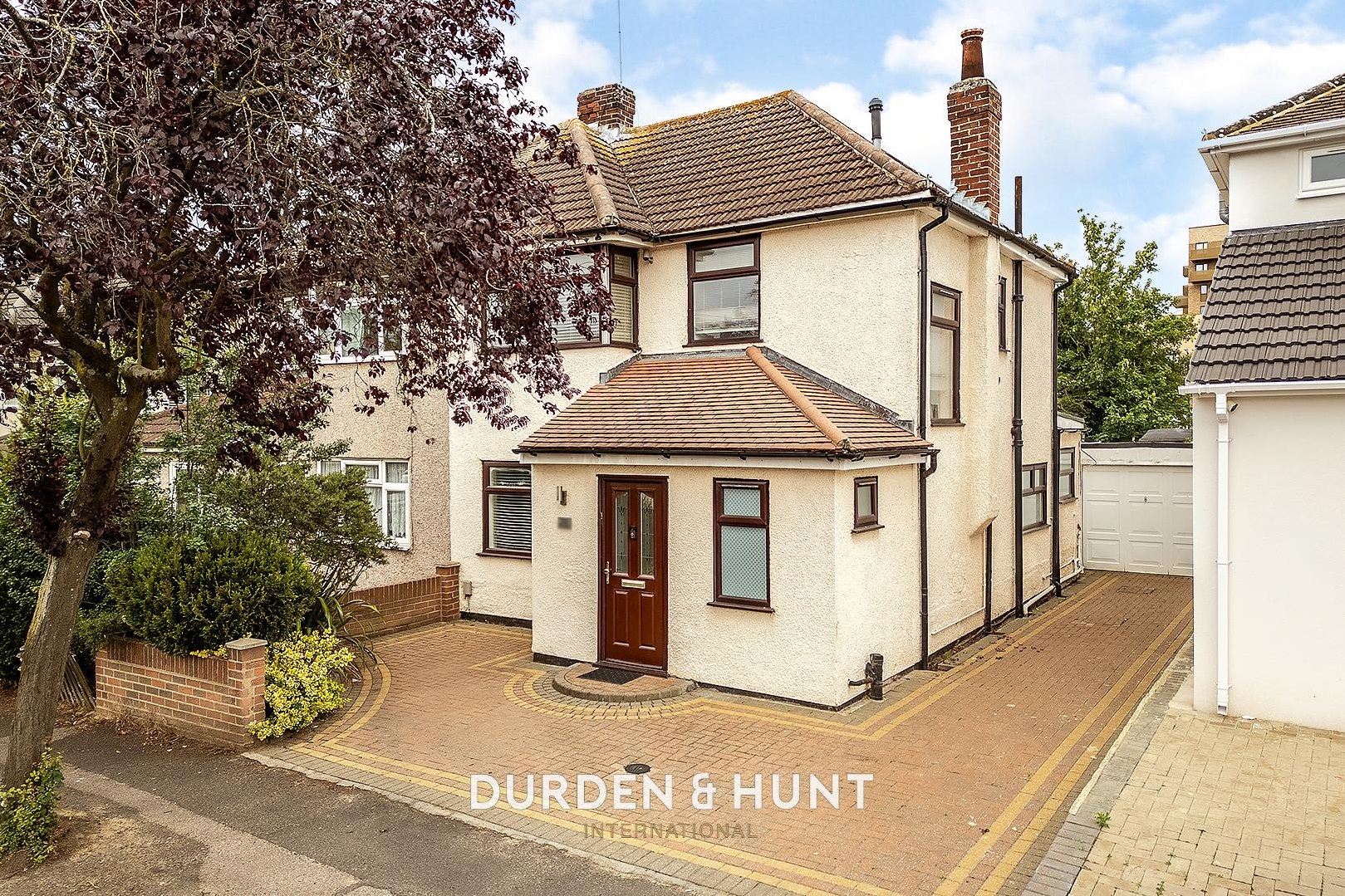 3 bedroom Semi-detached house Under Offer
