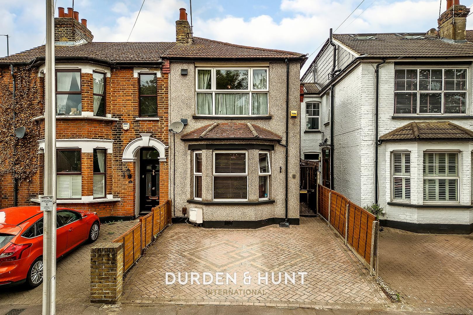 3 bedroom Semi-detached house Under Offer