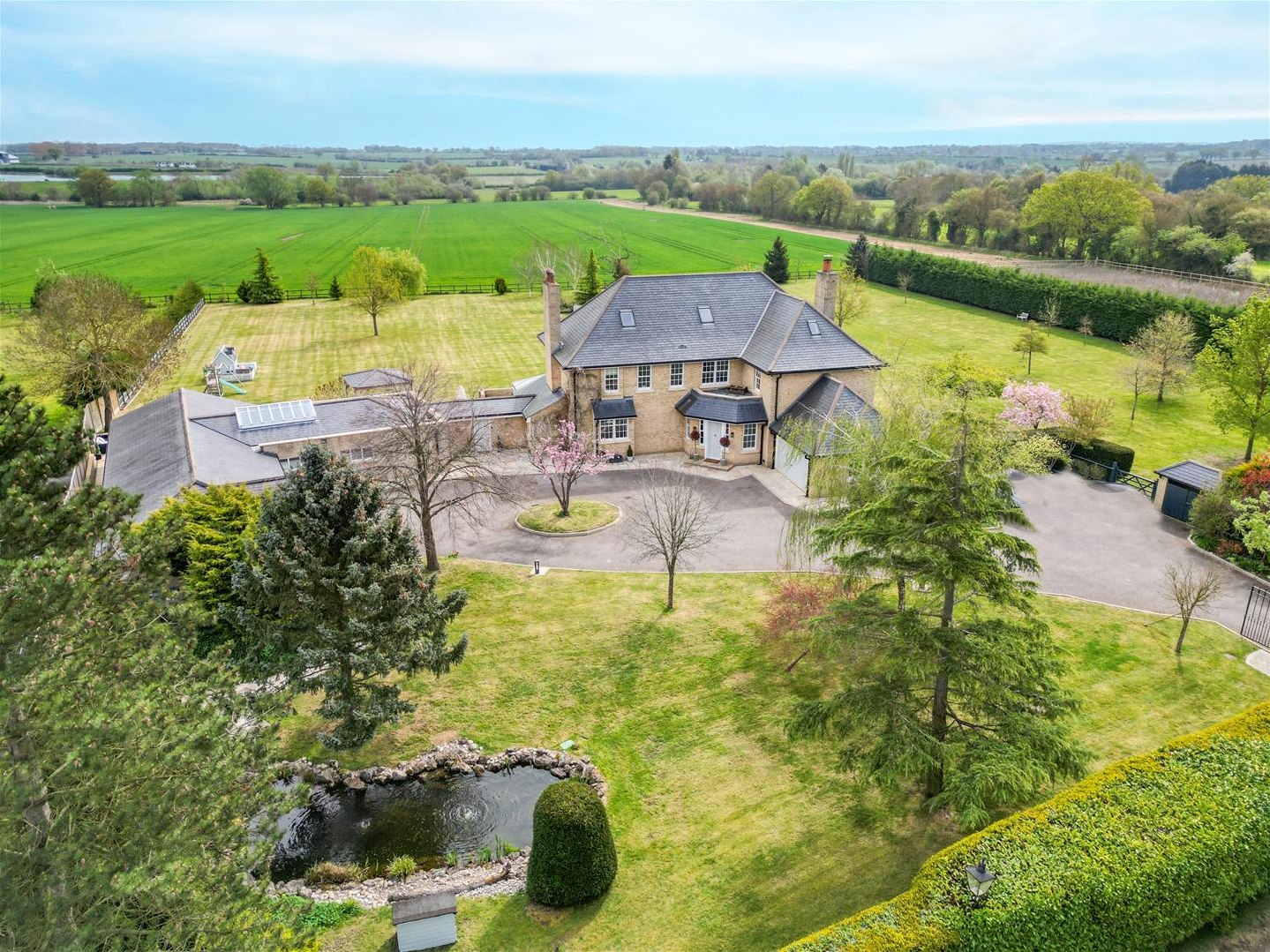 7 bedroom Detached house For Sale