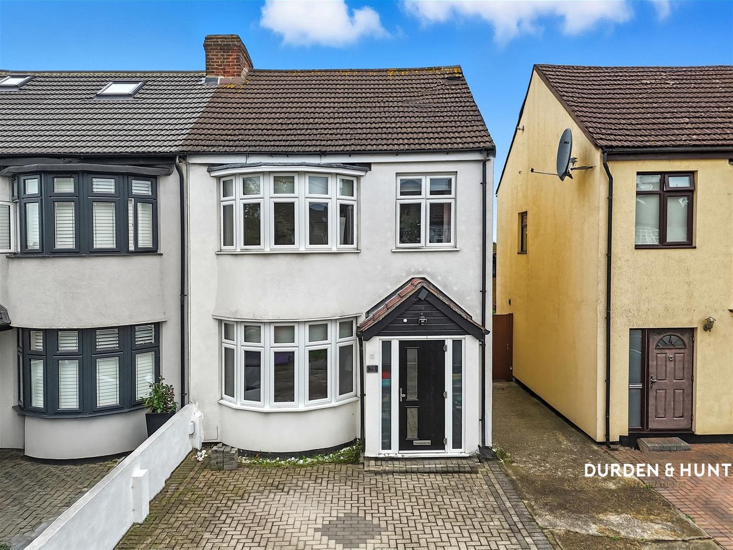 3 bedroom Studio flat For Sale