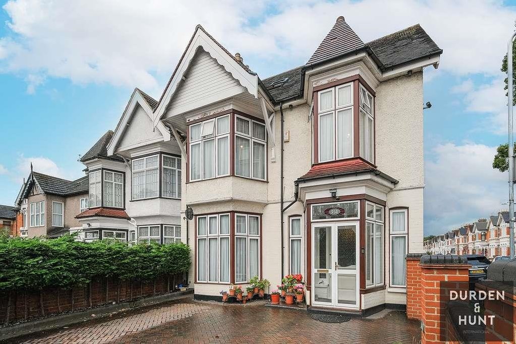 9 bedroom Semi-detached house For Sale