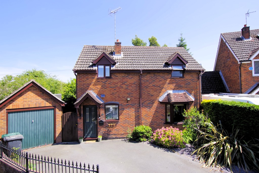 3 bedroom Detached house For Sale
