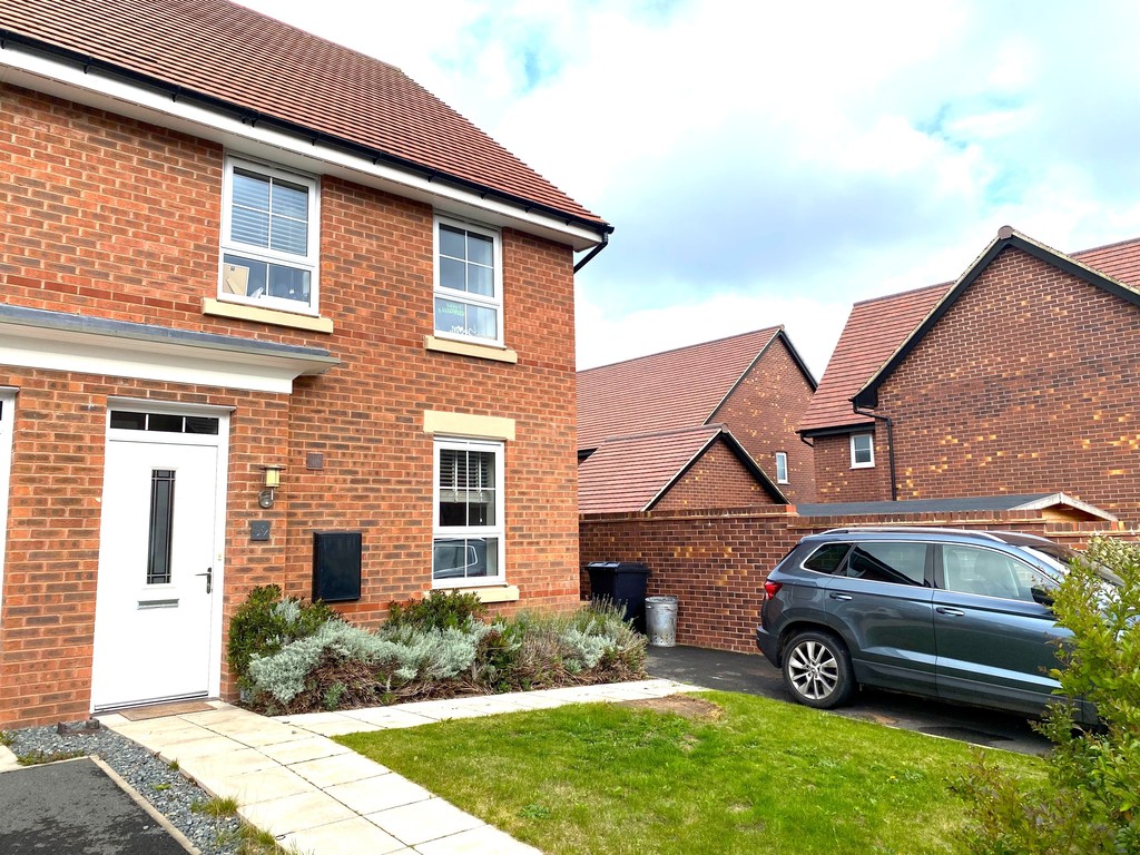 3 bedroom Semi-detached house For Sale