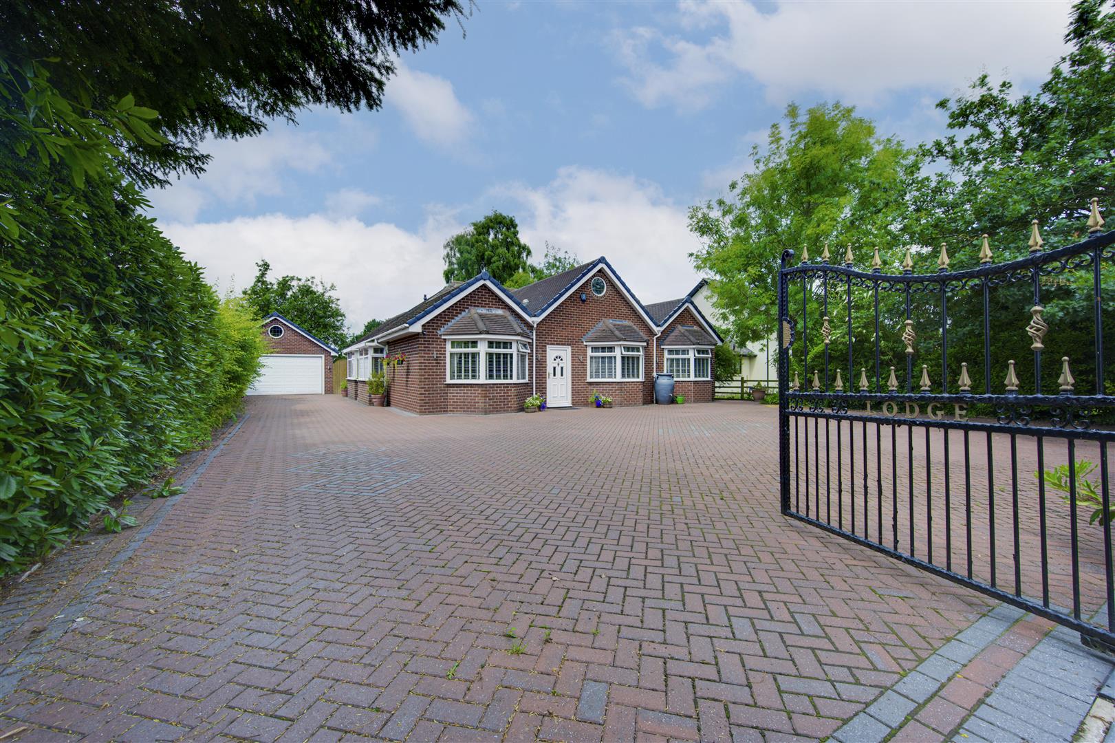 6 bedroom Bungalow For Sale