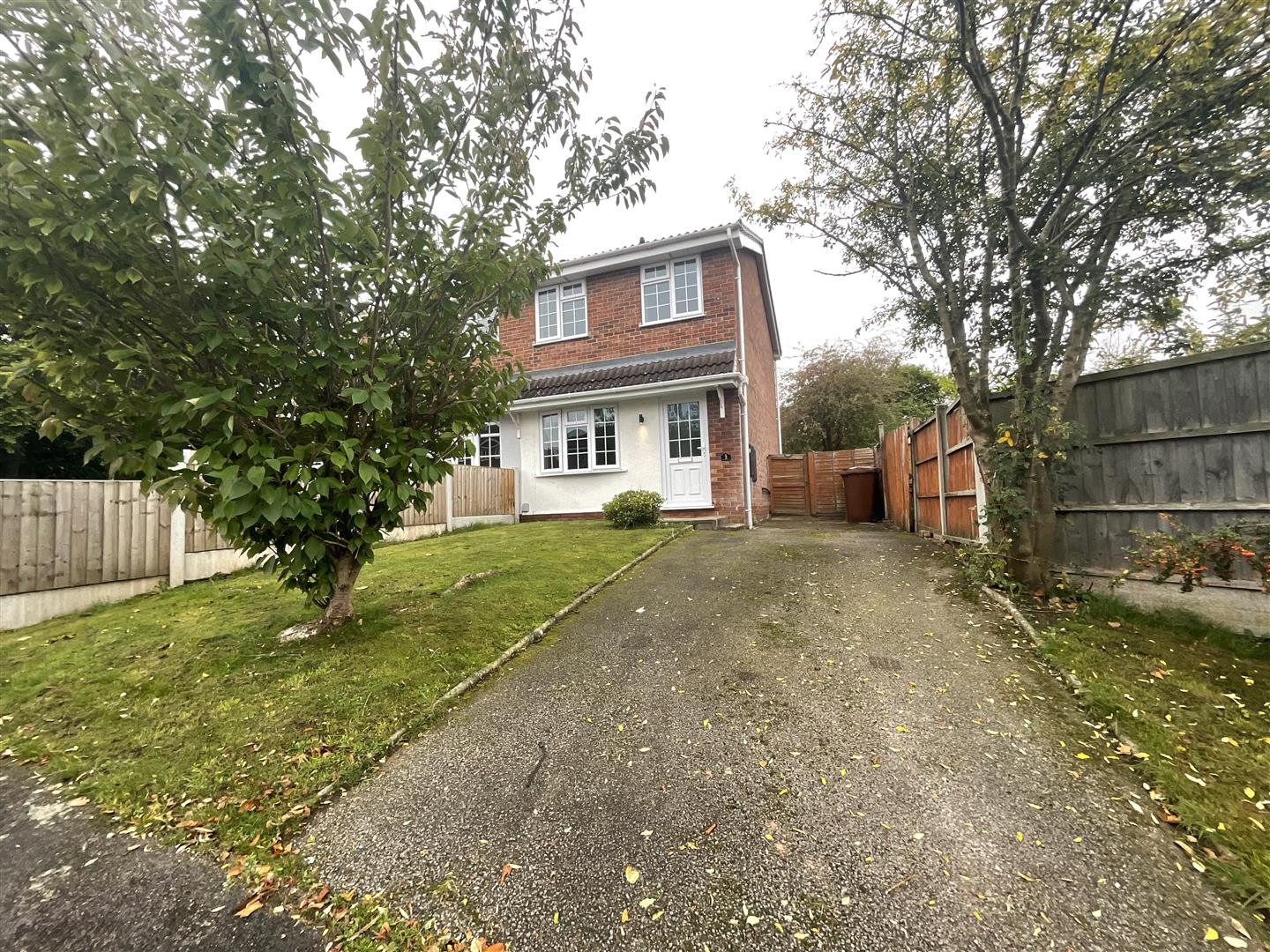  Semi-detached house To Let