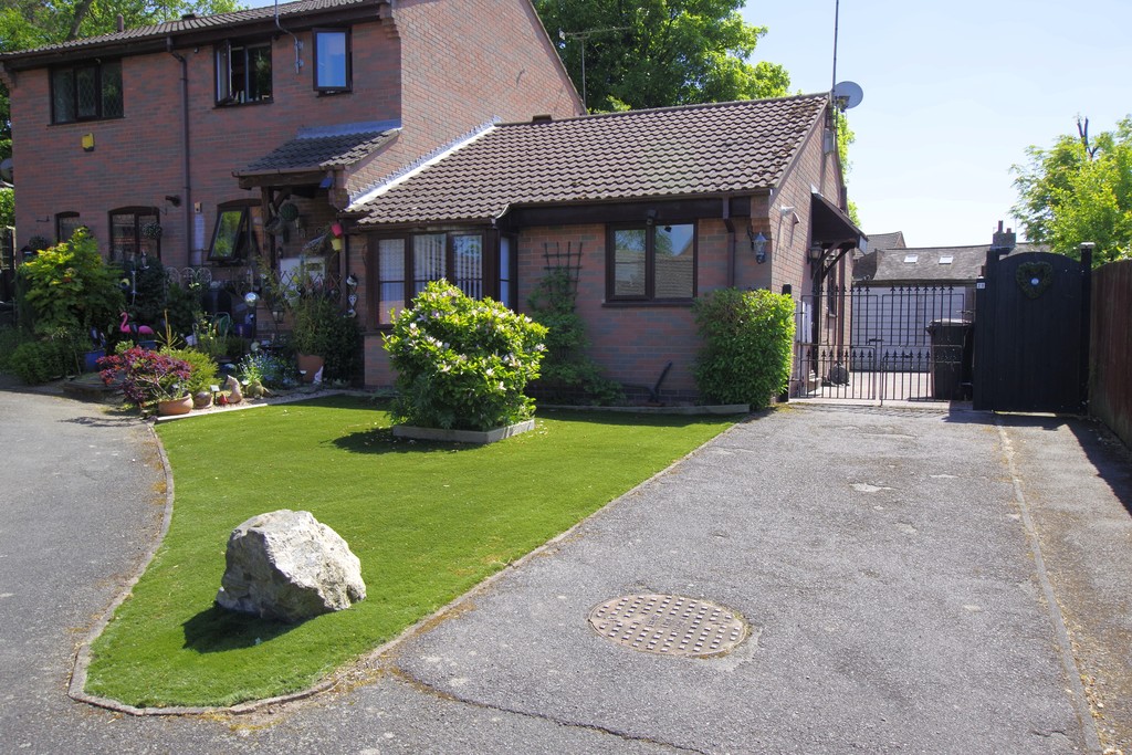2 bedroom Semi-detached house For Sale