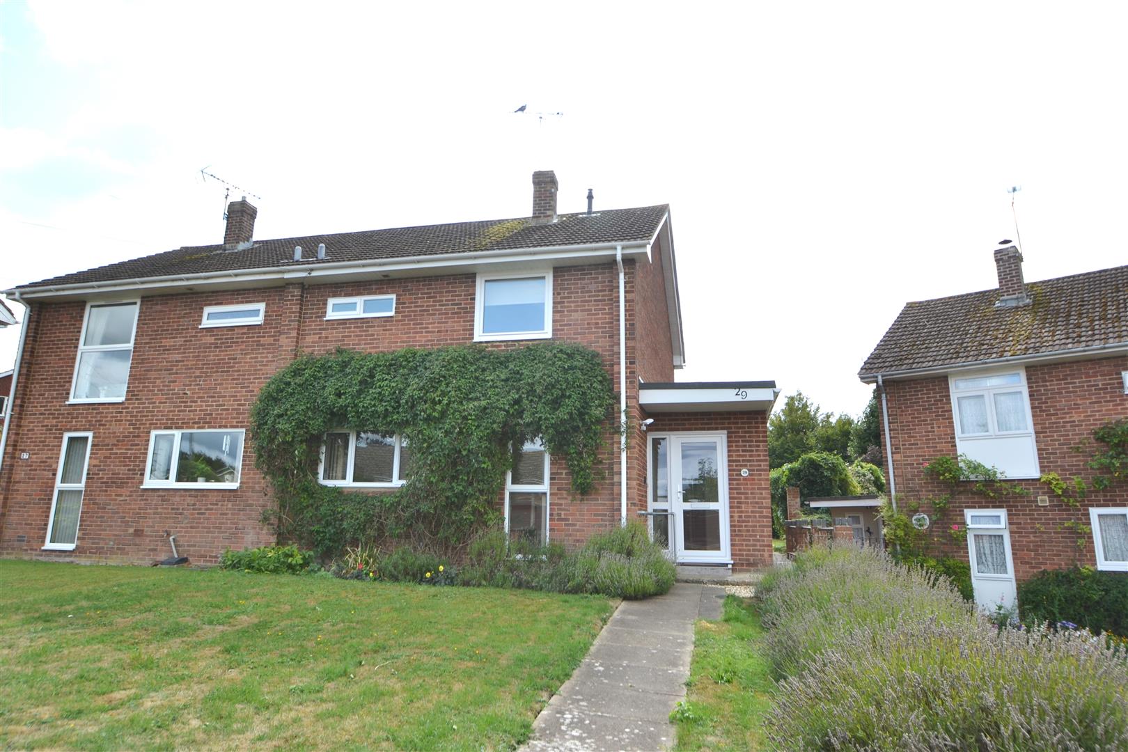 3 bedroom Semi-detached house To Let