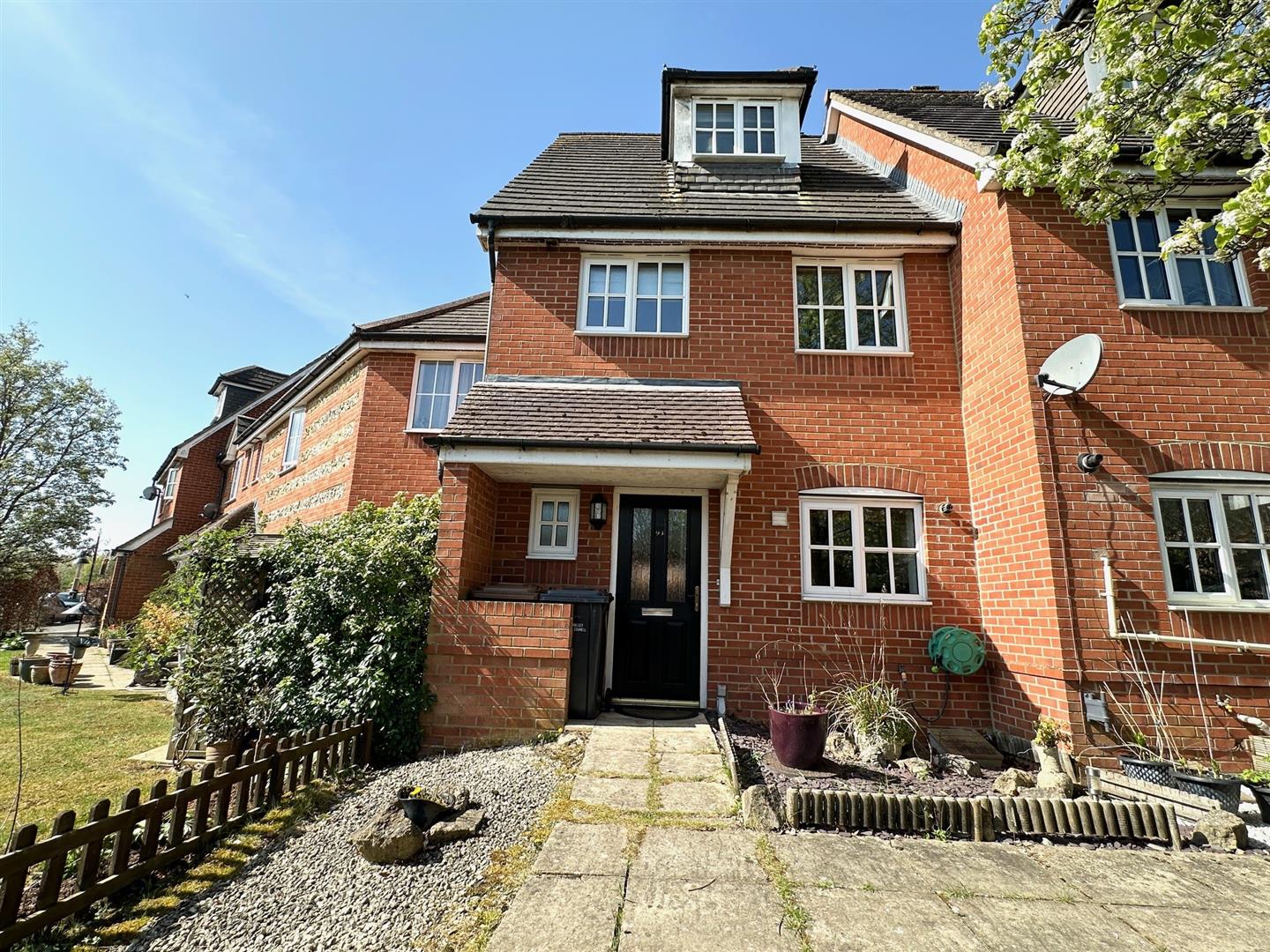 3 bedroom Terraced House To Let