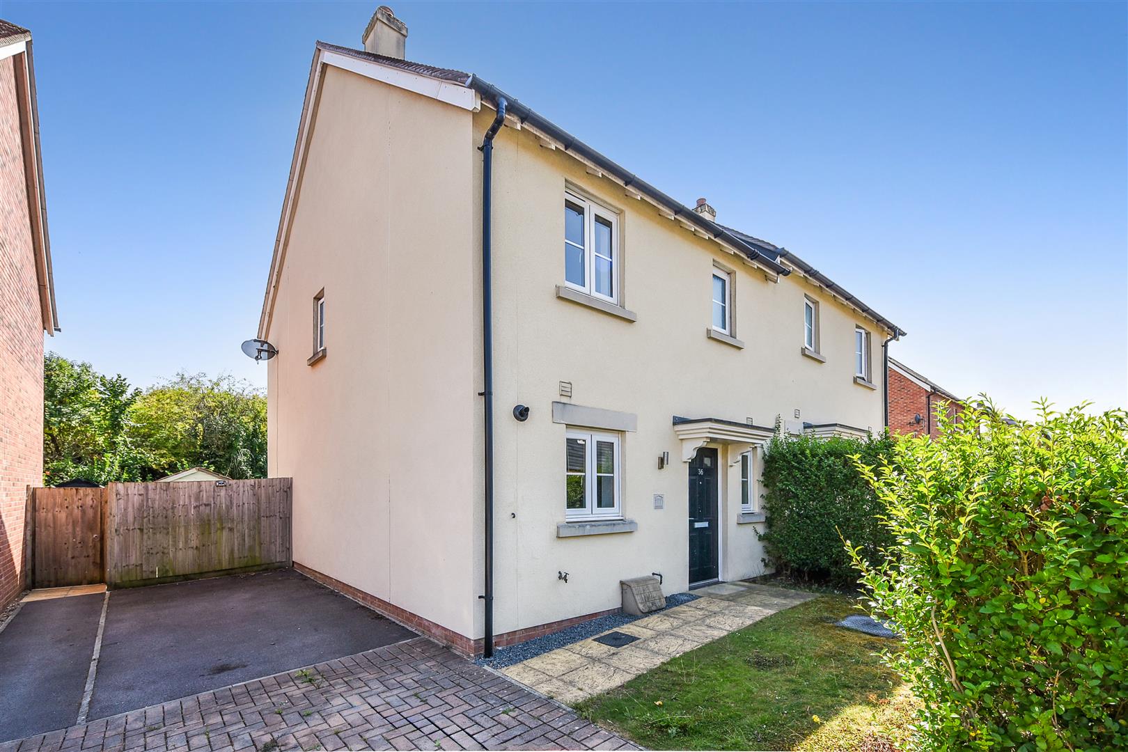 3 bedroom Semi-detached house To Let