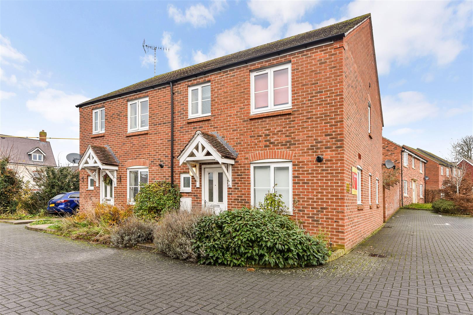 3 bedroom Semi-detached house To Let