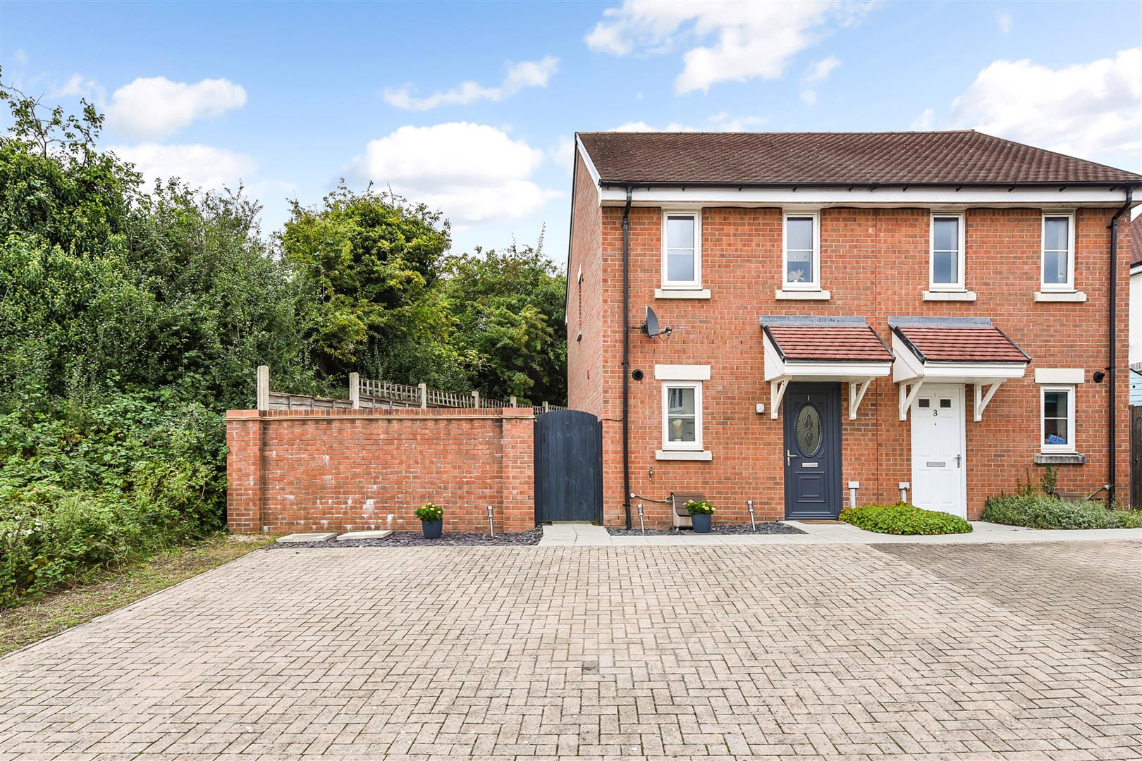 2 bedroom Semi-detached house Under Offer