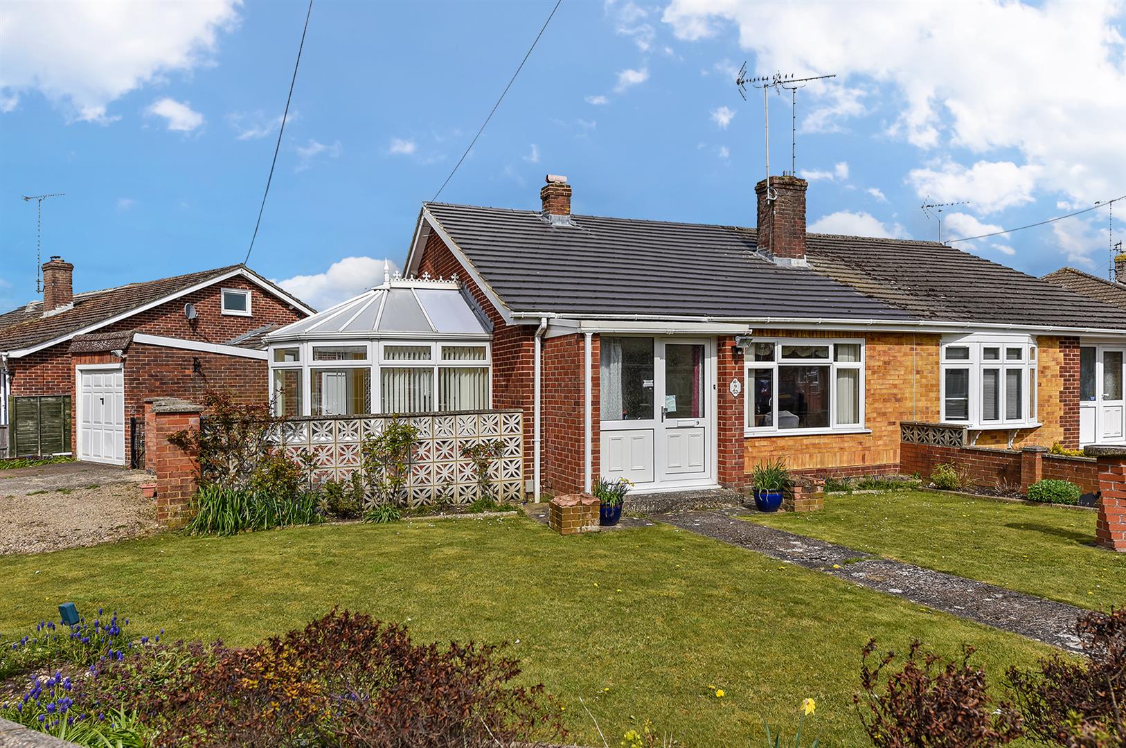 2 bedroom Detached bungalow For Sale