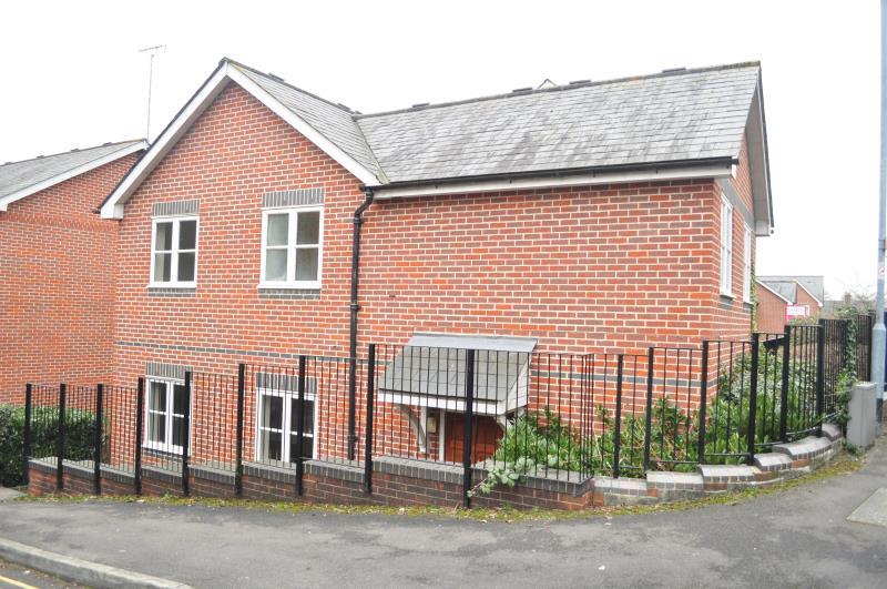 3 bedroom Terraced House To Let