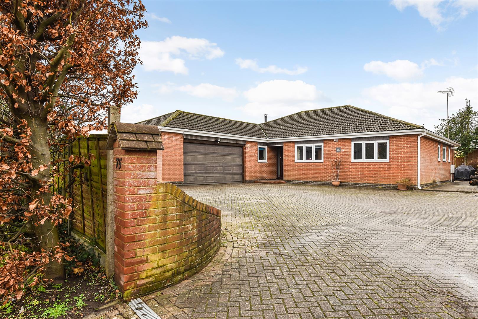 4 bedroom Detached bungalow For Sale