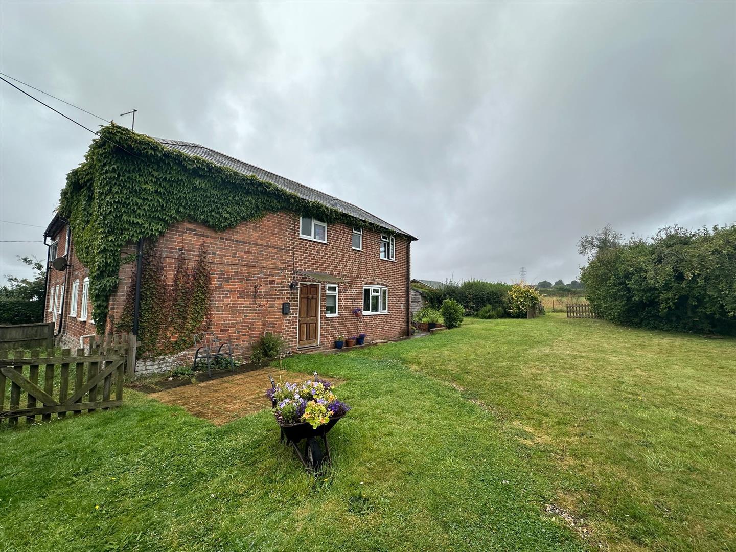 3 bedroom Semi-detached house To Let