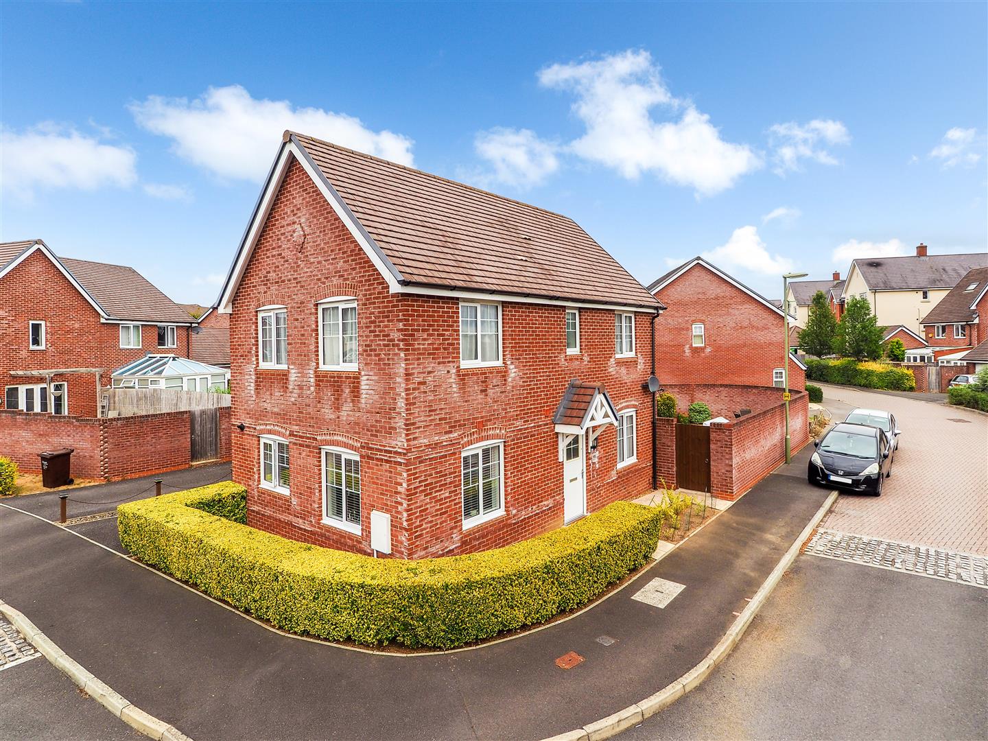 3 bedroom Detached house Under Offer