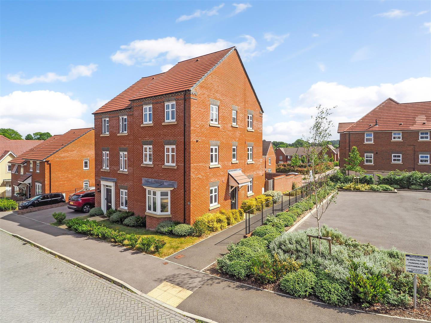 4 bedroom Semi-detached house Under Offer