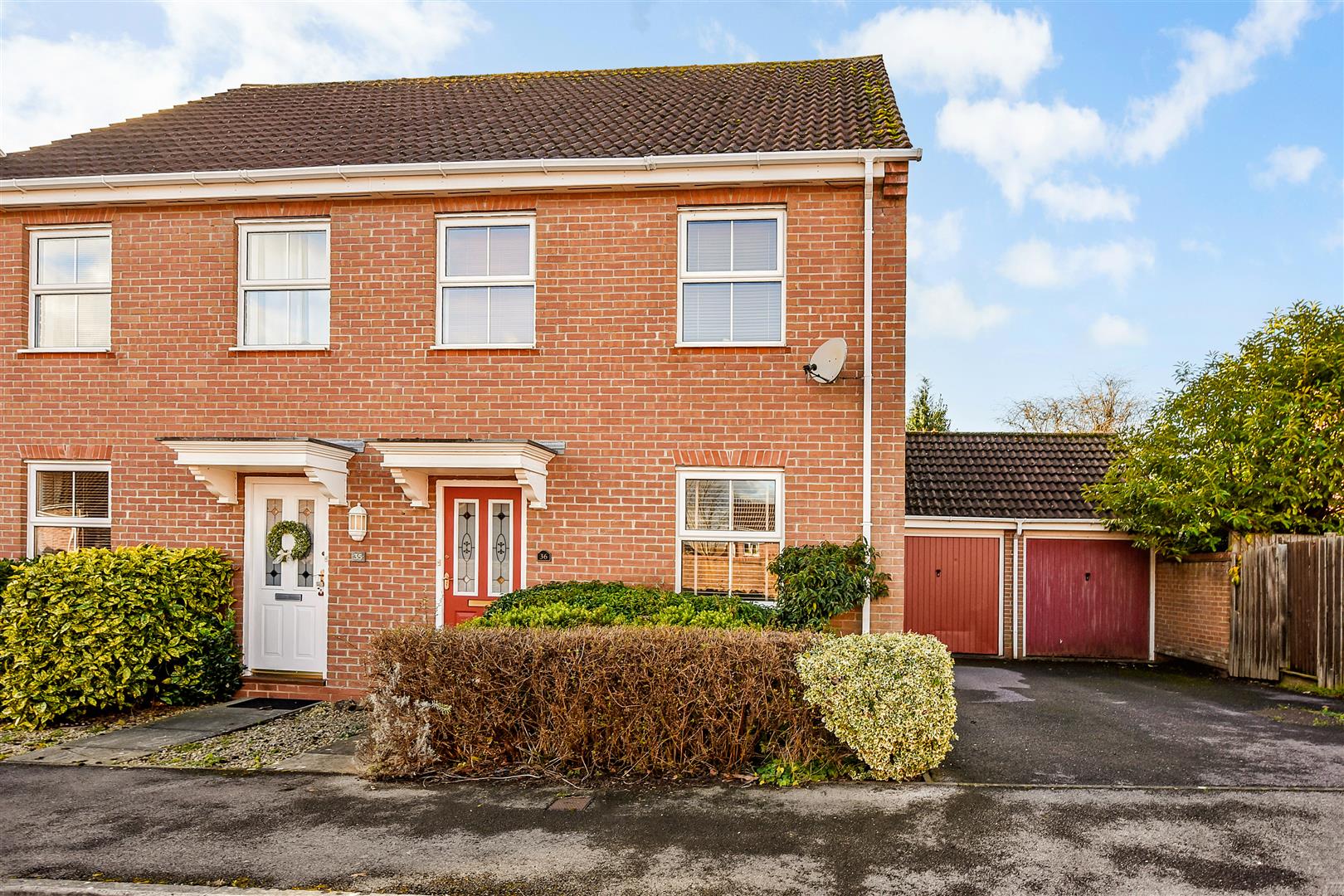 3 bedroom Semi-detached house Under Offer