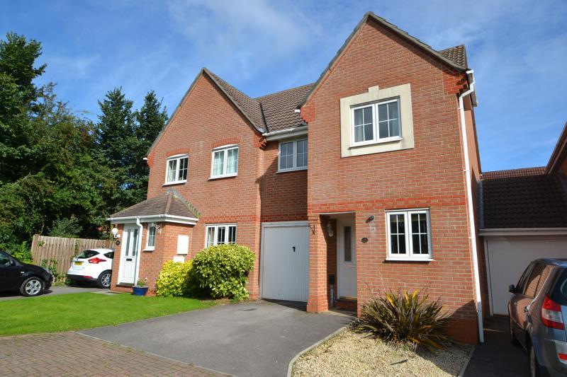 3 bedroom Semi-detached house To Let