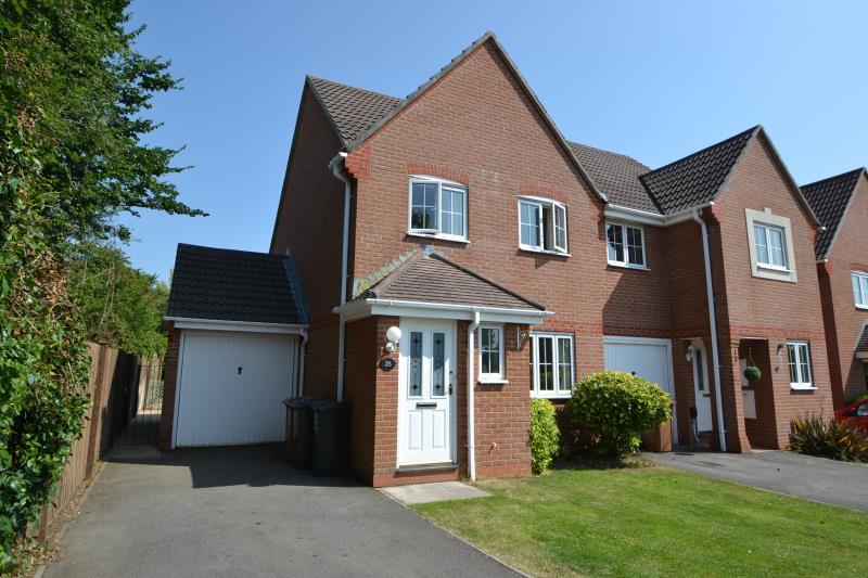 3 bedroom Semi-detached house To Let