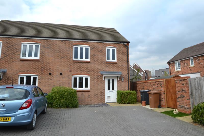 3 bedroom Semi-detached house To Let
