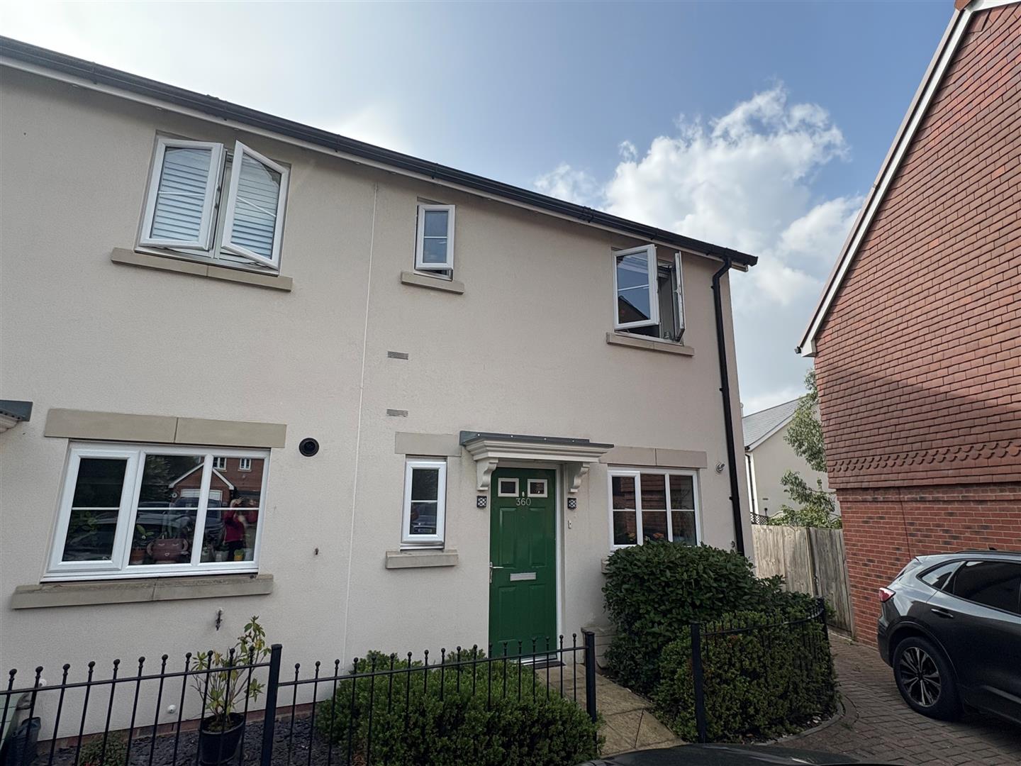 3 bedroom Semi-detached house To Let